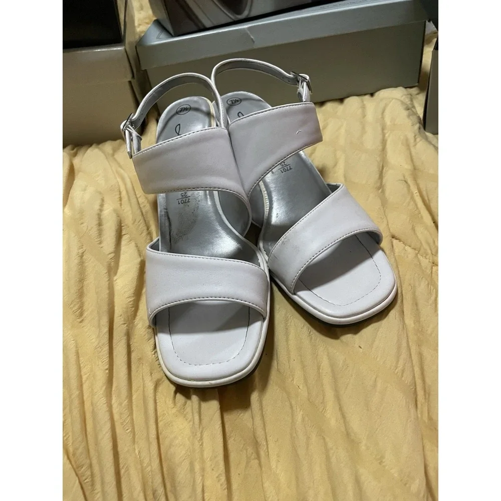 Fioni Women's Open Toe Strappy‎ Heeled Pumps Sandals, White, Size 675, EUC